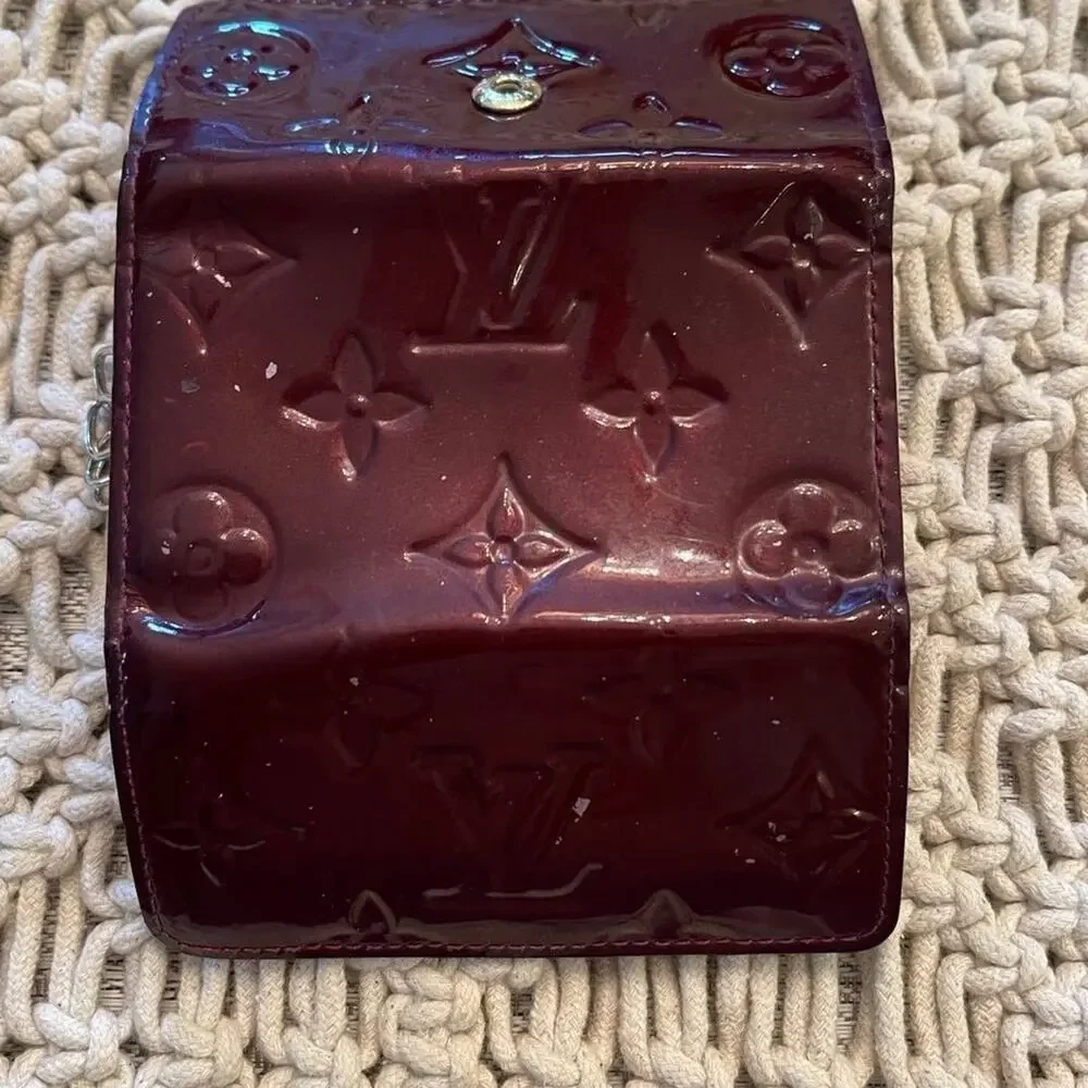 Authentic Louis Vuitton Vernis 4 Key Case in Amaranth (Burgundy red)